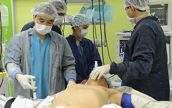 Cirurxiáns realizando unha operación para aumentar o pene dun home