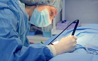 O cirurxián realizando unha operación para aumentar o falo dun home