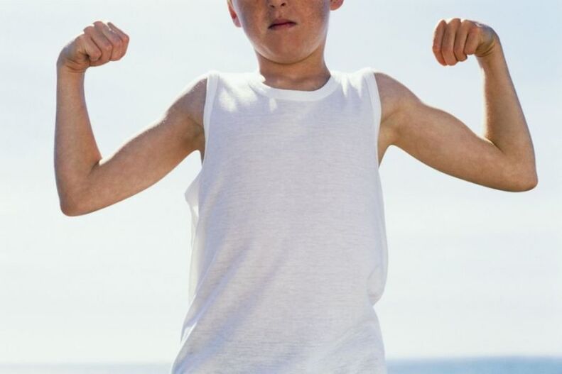 adolescente forte e aumento do pene aos 14 anos