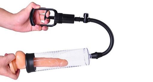 usando unha bomba para agrandar o pene