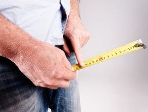 un home mide a lonxitude do pene antes do aumento con refresco