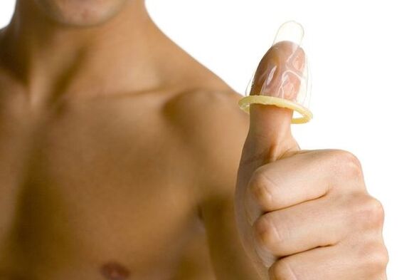 o preservativo no dedo simboliza a ampliación do pene do adolescente